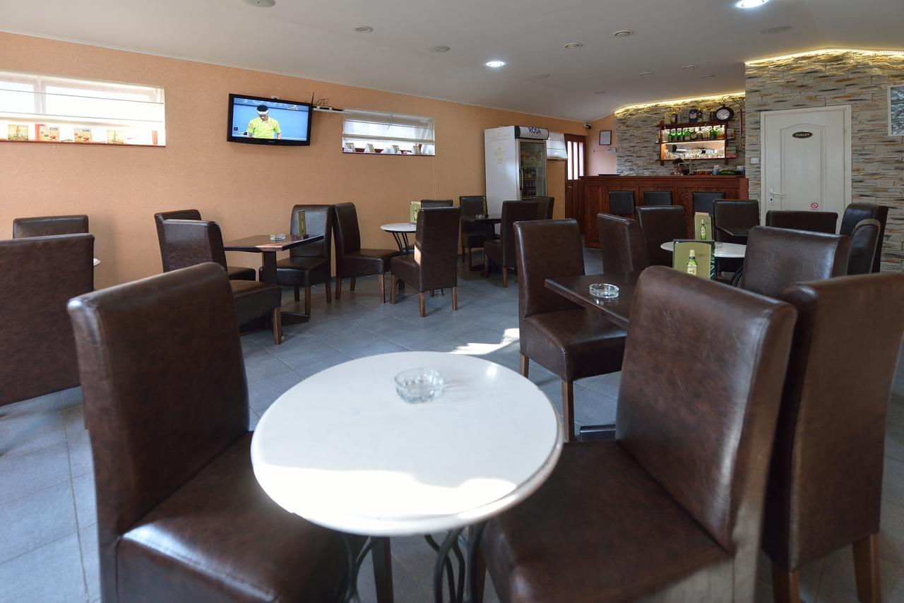 Kikinda Bed&Breakfast Intermezzo Caffe מראה חיצוני תמונה